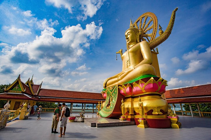 Explore Koh Samui’s highlights from the majestic Big Buddha to lush landscapes all while enjoying a mix of culture and nature on this immersive sightseeing tour.
