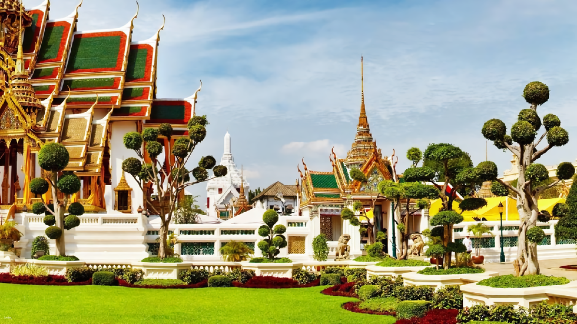 Discover the intricate details and stunning landscapes of Bangkok's Grand Palace Emerald Temple and Temple of Dawn—perfect for those seeking a unique cultural experience led by a Korean-speaking guide.