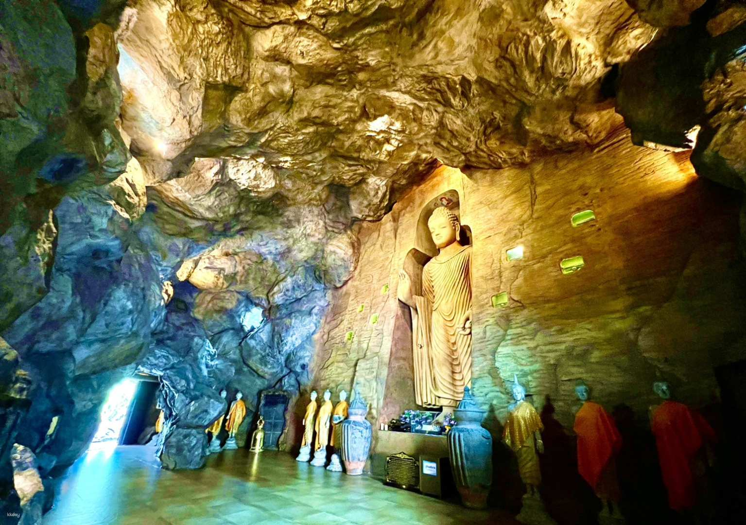 Step into a serene space where history meets spirituality. Explore magnificent statues and interact with monks immersing yourself in the rich cultural tapestry of Bangkok. Unforgettable moments await!