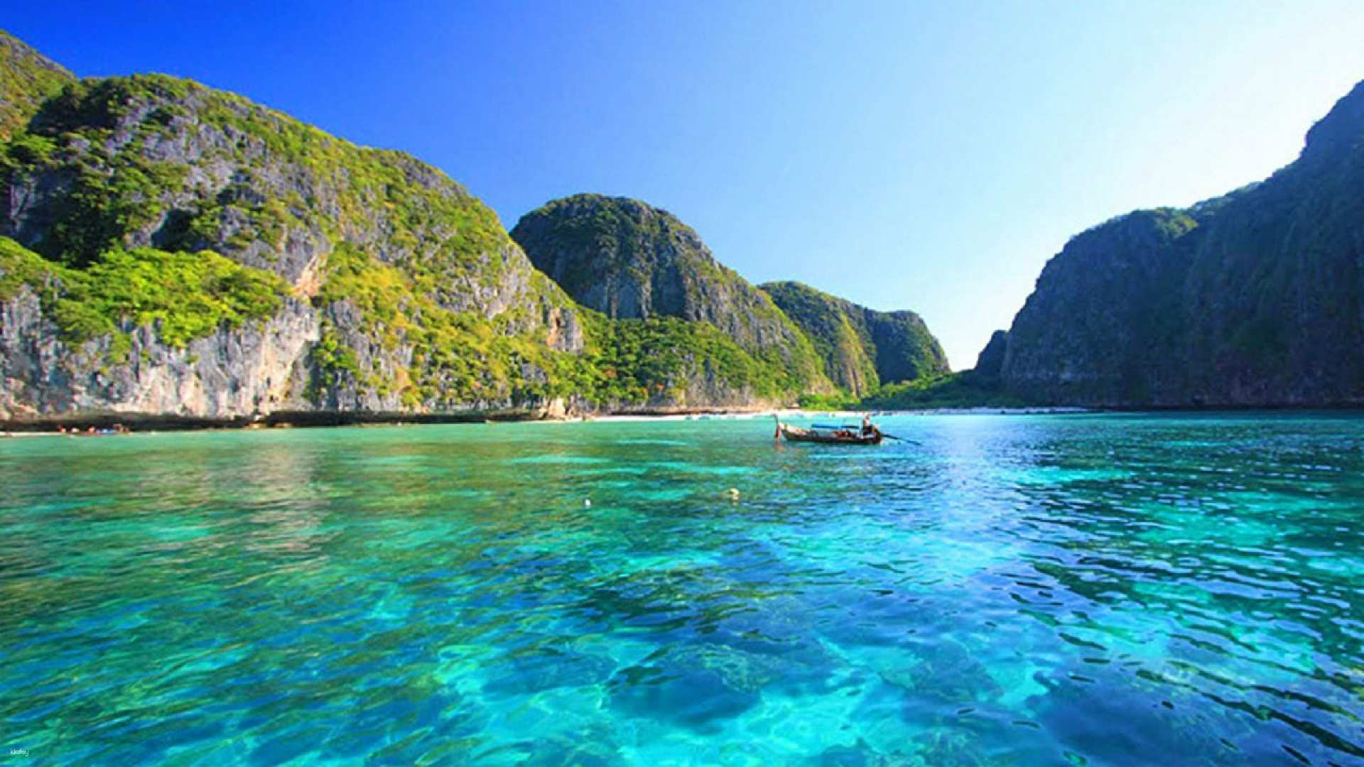 Discover the stunning turquoise waters and majestic limestone cliffs of Phi Phi Islands perfect for snorkeling swimming and unwinding amidst breathtaking natural beauty.