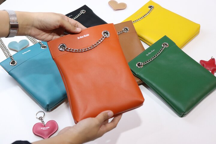 Crafting your own PICO bag in Bangkok offers a unique blend of culture and creativity. Explore leather crafting while surrounded by the sights and sounds of the city. Perfect for travelers eager for hands-on experiences.