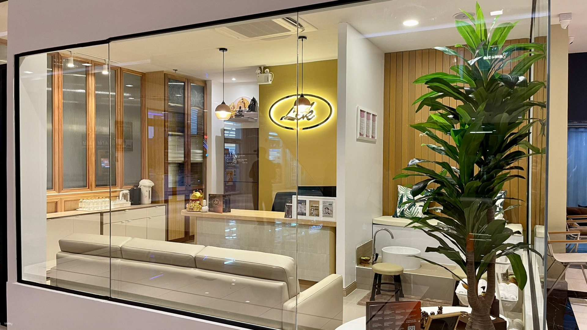 Relax in the serene setting of Lek Massage and Spa where each visit promises rejuvenation through soothing Thai massages amid cozy decor and easy access along the Bangkok BTS line.