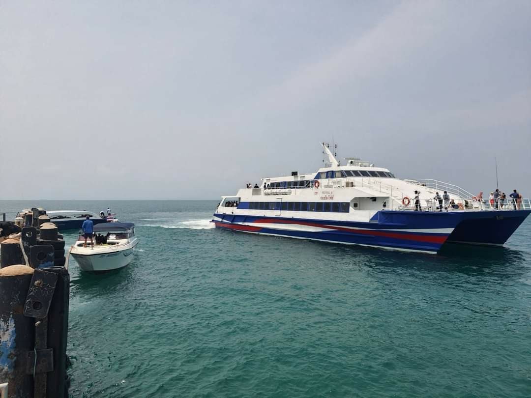 Experience the serene journey across the Gulf of Thailand with stunning island views and a comfortable ride on Lomprayah. Perfect for your next island-hopping adventure!