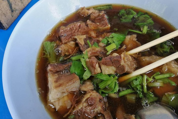 Savor the authentic taste of beef noodles at Nang Lerng market a historic gem in Bangkok blending culinary tradition with local charm. Experience the essence of Thai street food culture.
