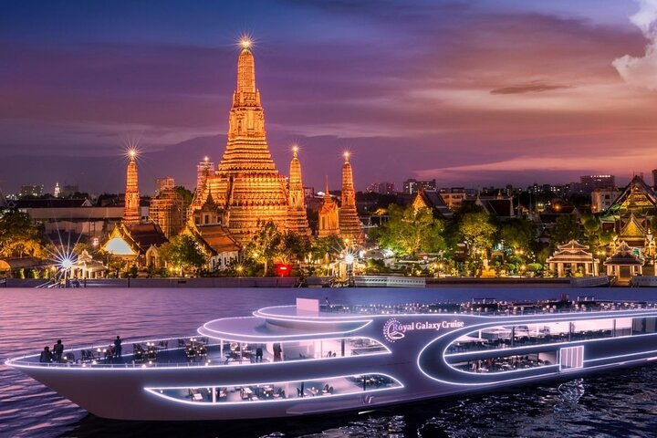 Sail the Chao Phraya River while savoring a delicious buffet dinner surrounded by the illuminated beauty of Bangkok’s temples—perfect for an unforgettable dining experience.