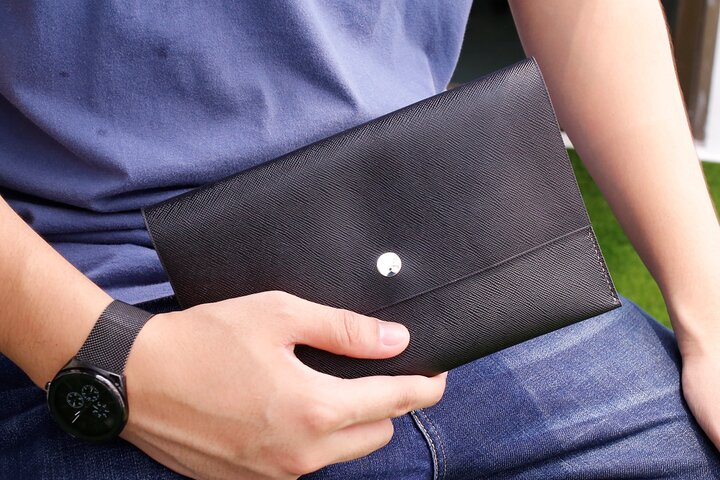 Craft your own unique leather square pouch in a charming Bangkok setting while embracing hands-on creativity and developing new skills with quality materials at De Bloo studio.