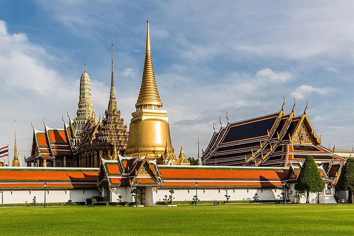 Discover the stunning beauty of the Old Bangkok Royal Palace and temples where intricate architecture meets serene gardens inviting travelers to immerse themselves in rich cultural heritage and local flavors.