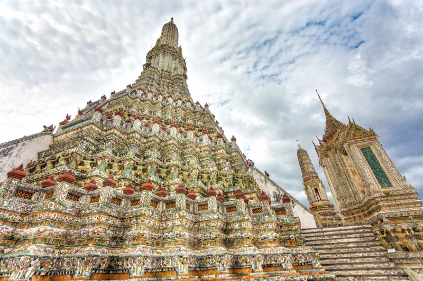 Experience the stunning architecture of Wat Arun with its intricate details and elevated views perfect for those eager to explore Thailand’s rich history and culture.