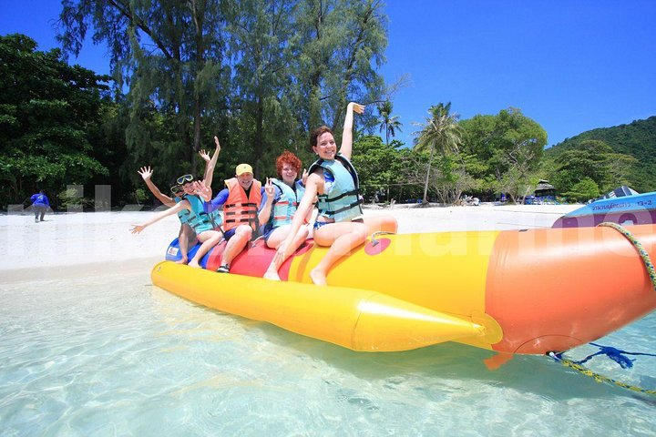 Experience the joy of laughter and fun on Koh Larn’s clear waters where friends can bond over exhilarating banana boat rides amid stunning beach scenery and gentle coastal breezes.