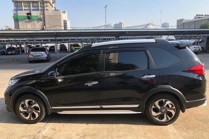 Explore the charm of Bangkok on your journey to Damnoen Saduak with a comfortable Honda BRV ready to transport you to floating markets and local sights. Perfect for family adventures!