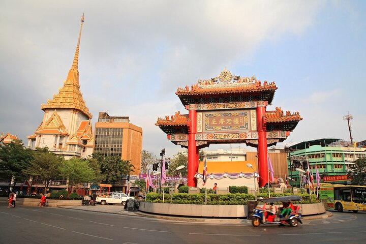 Explore Bangkok's stunning blend of traditional and modern architecture from iconic temples to bustling markets perfect for capturing unforgettable moments and local flavors.