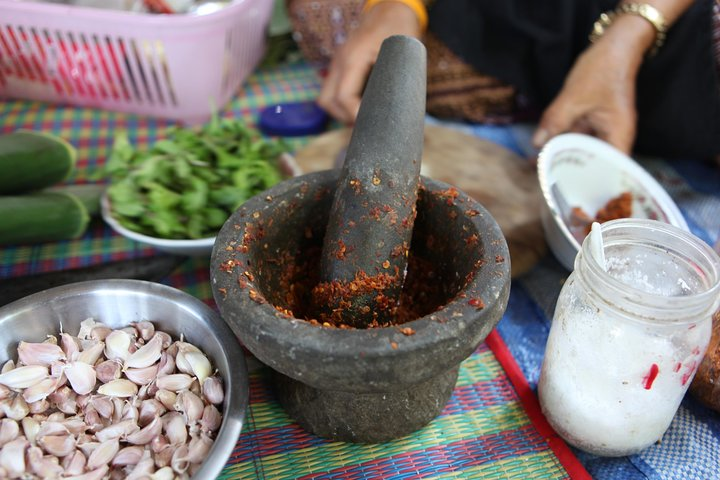 Learn to cook using traditional tools