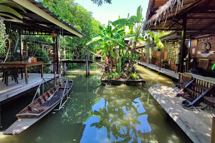Lush greenery flanks tranquil waterways inviting travelers to unwind. Discover hidden gems of Bangkok while sampling local cuisine and enjoying unique transportation creating unforgettable memories amidst serene surroundings.