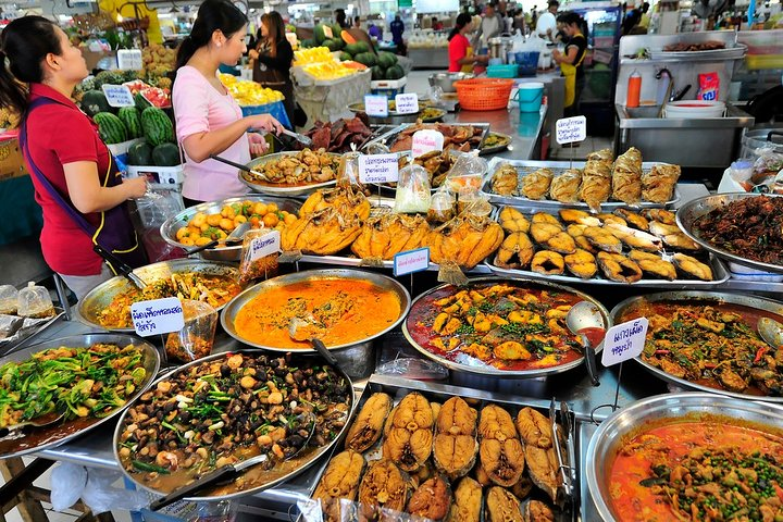 Discover the rich flavors of Bangkok with mouthwatering street food featuring local chefs and authentic dishes that capture the essence of Thai culinary culture and tradition.