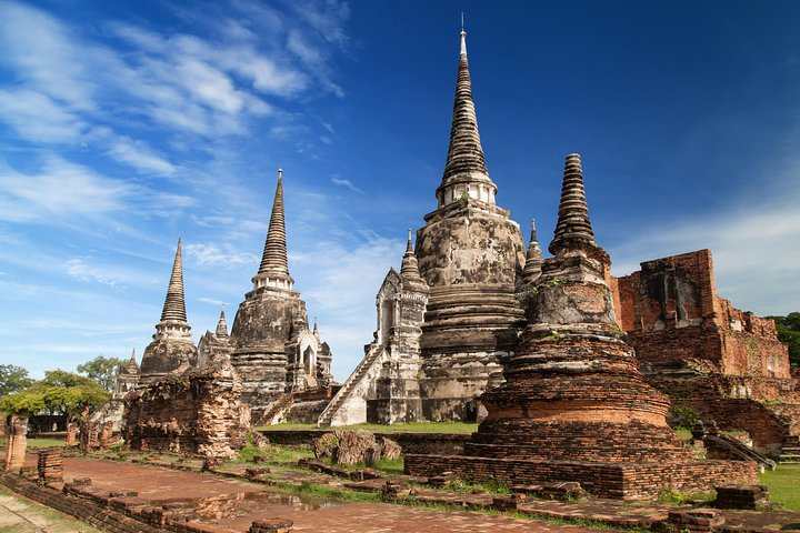 Ancient temples rise majestically against the sky inviting exploration and discovery. Experience the rich history of Ayutthaya while enjoying authentic Thai cuisine on this immersive journey.