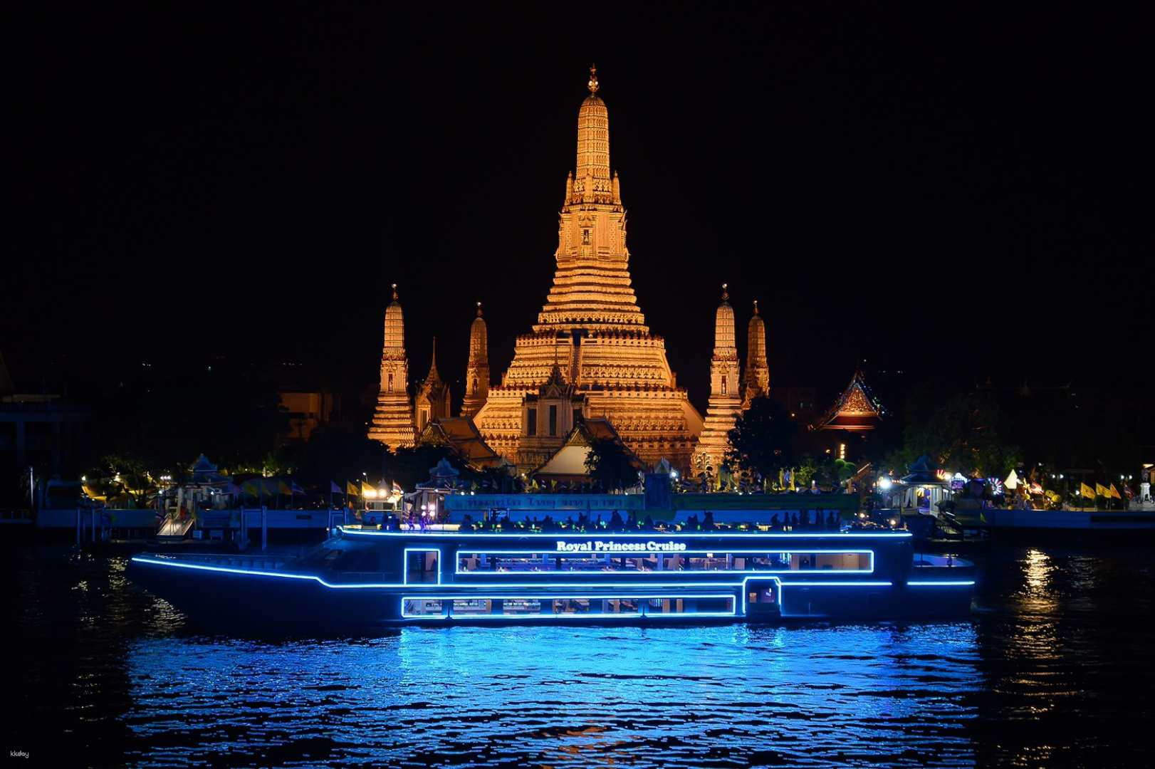 Experience the magic of a night on the Chao Phraya River savoring delicious Thai dishes and enjoying live music against the stunning backdrop of illuminated temples.