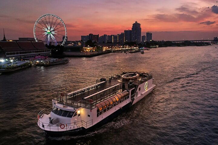 Experience a memorable evening on the Chao Phraya River savoring exquisite Thai cuisine while enjoying stunning views of Bangkok's iconic landmarks bathed in twilight. Perfect for special moments.