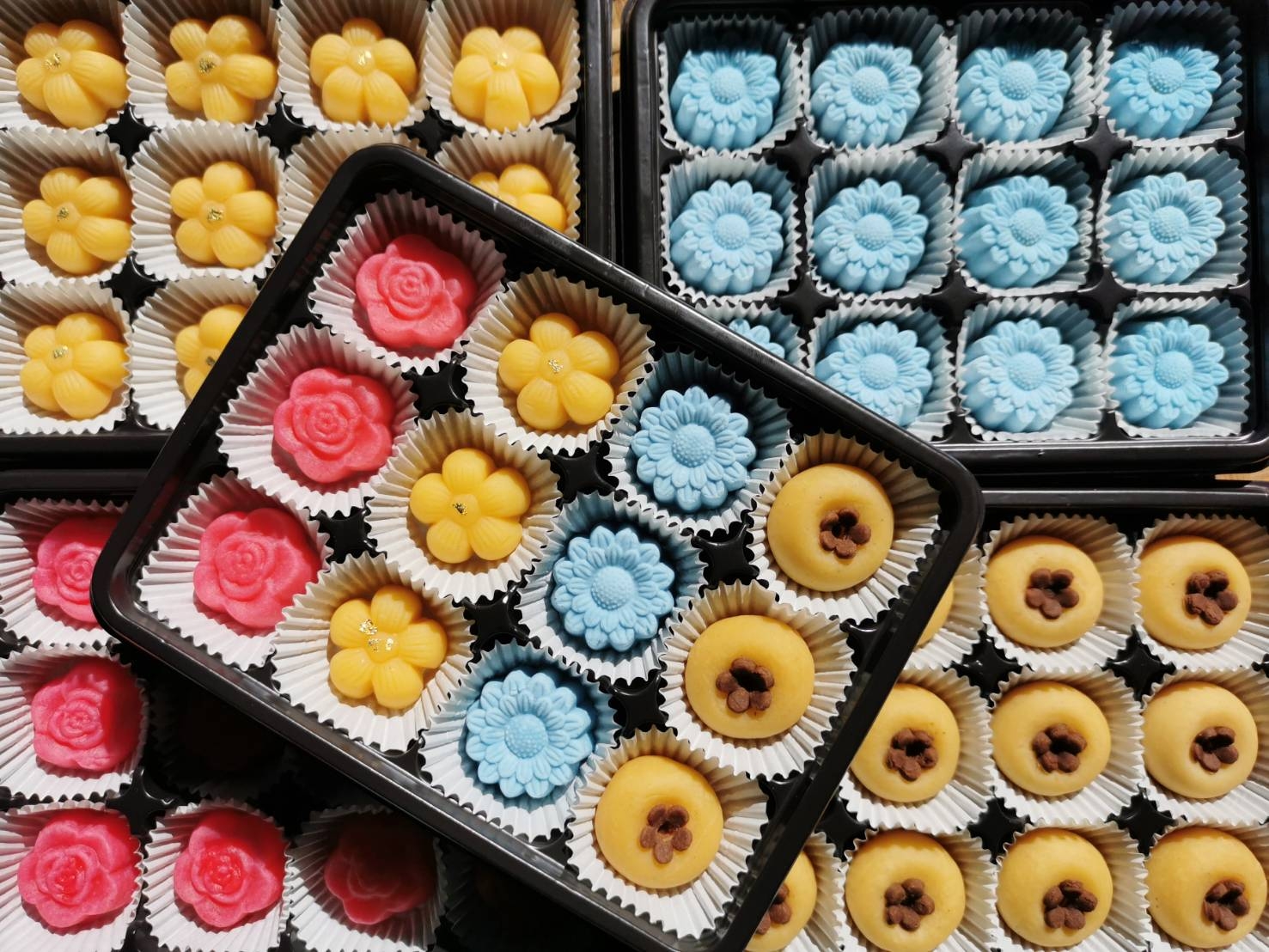 Experience the joy of crafting traditional Thai desserts at Sané Cafe where creative flavors and charming designs come together inviting travelers to taste and learn in a delightful setting.