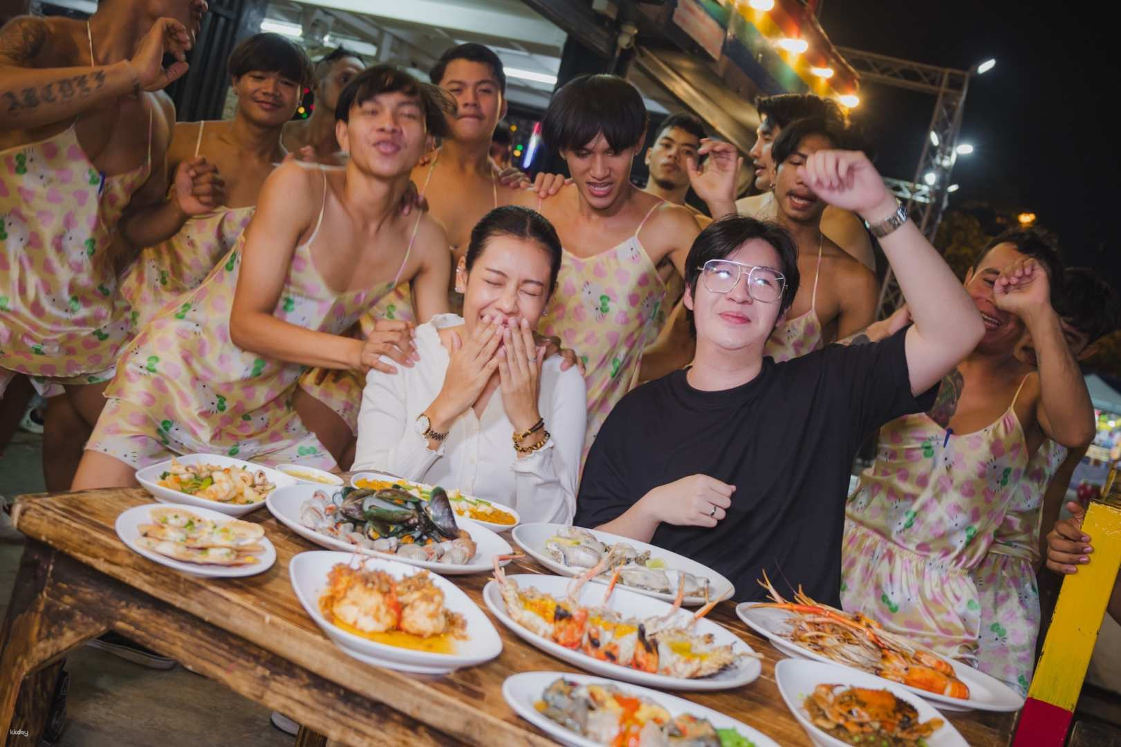 Indulge in an exciting seafood feast at Sathaneemeehoi where delicious dishes meet entertaining servers in the lively setting of Huamum Market perfect for food lovers and fun seekers alike.