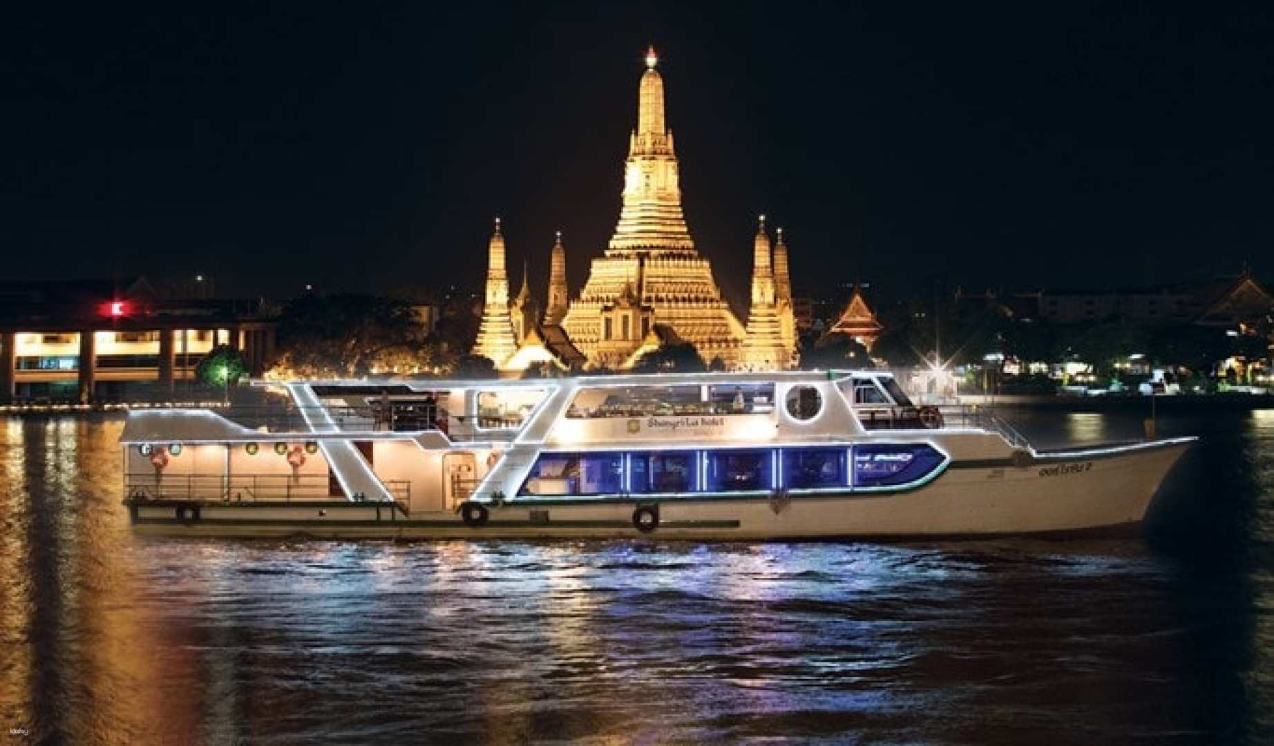 Sail along the Chao Phraya River enjoying stunning views of Bangkok's illuminated landmarks while savoring a gourmet buffet dinner on the luxurious Shangri-La Bangkok Horizon Cruise.