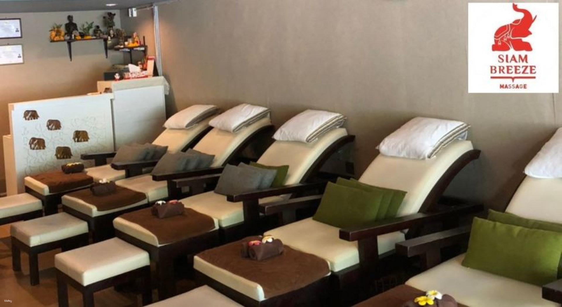 Relax in stylish comfort at Siam Breeze Massage 23 where expert hands blend traditional Thai techniques with modern therapies for a soothing escape in Bangkok. Indulge in ultimate relaxation.