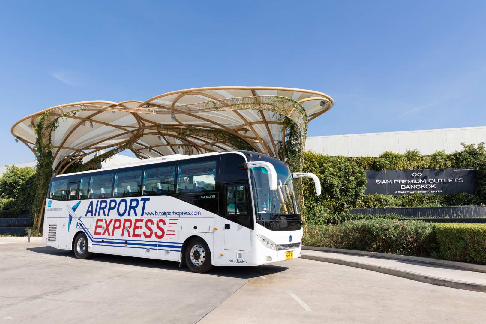 Experience seamless travel from Suvarnabhumi Airport to Siam Premium Outlets Bangkok unlocking easy access to an array of retail shops perfect for every shopper's journey.