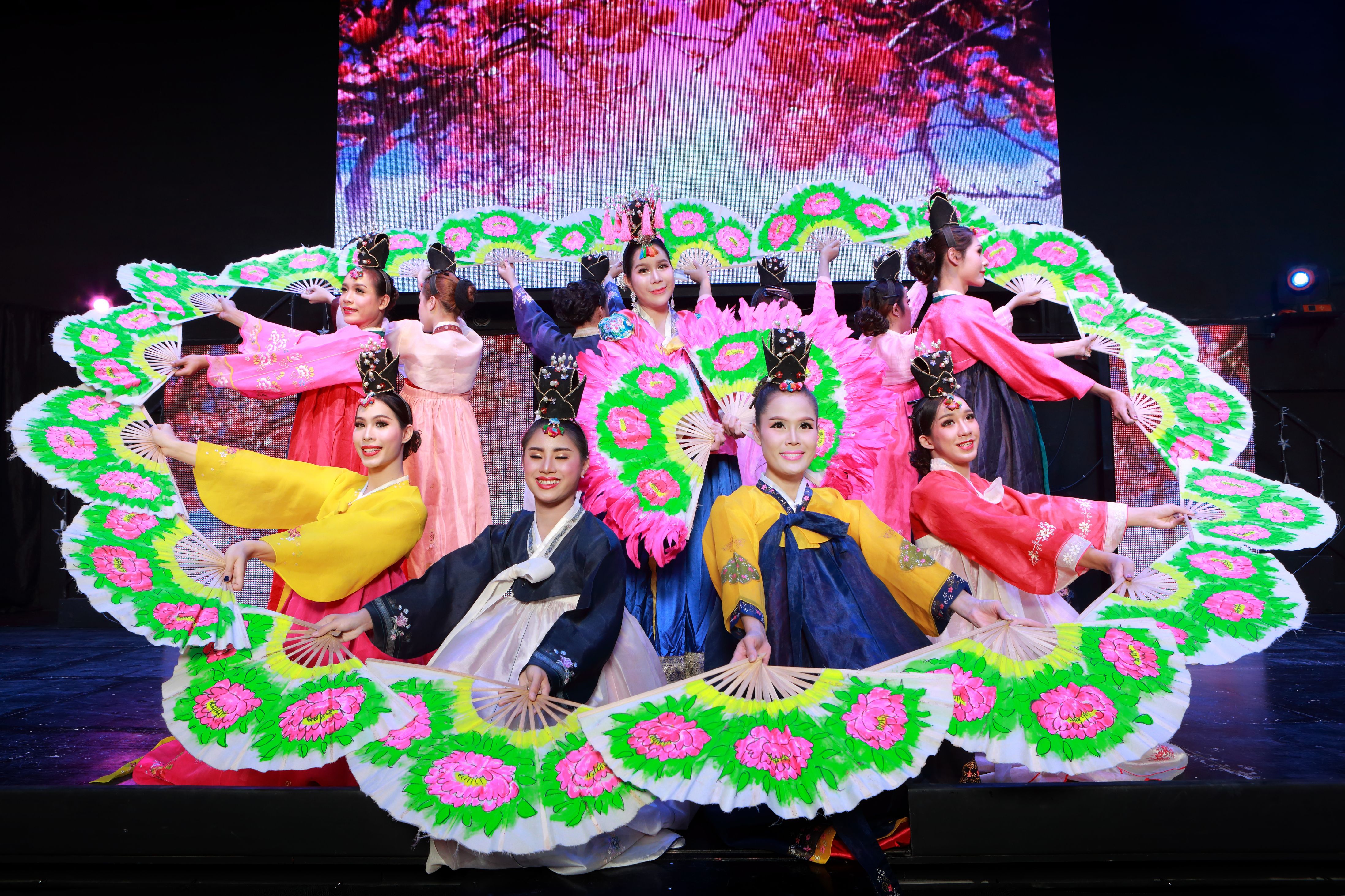 Immerse yourself in the lively performances at the Siam Dragon Cabaret Show where traditional Northern Thai culture meets modern entertainment through stunning costumes and dynamic dance routines.