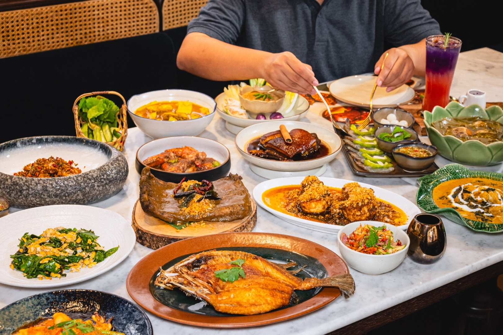 Indulge in the comforts of home-cooked Southern Thai dishes beautifully presented alongside vibrant desserts all while enjoying the unique decor in the heart of Bangkok's CentralWorld Mall.