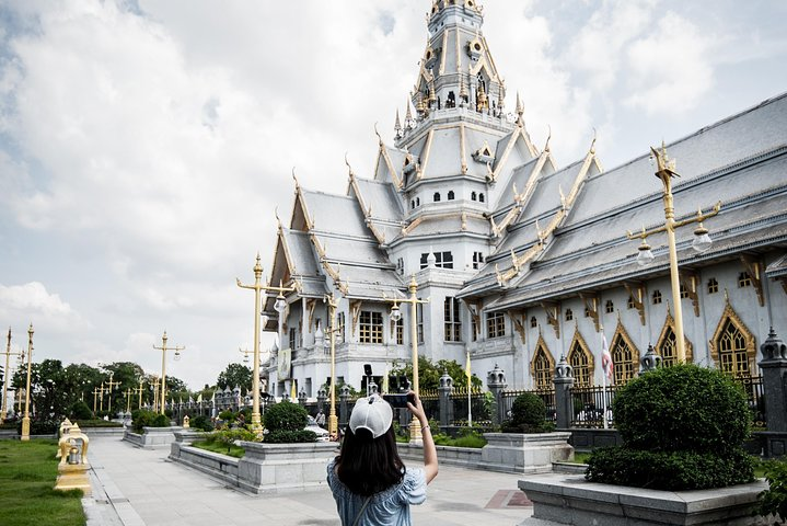 Discover the stunning architecture of Wat Salakun while immersing in the rich history of Koh Kret where each corner reveals Thailand’s Mon community heritage and artistic traditions.
