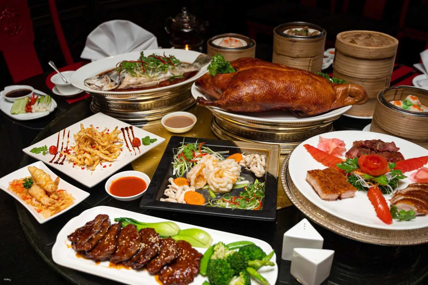 Delight in a culinary journey at Sui Sian where exquisite Cantonese dishes and luxurious private rooms invite cherished moments. Experience traditional flavors and exceptional service in a unique setting.