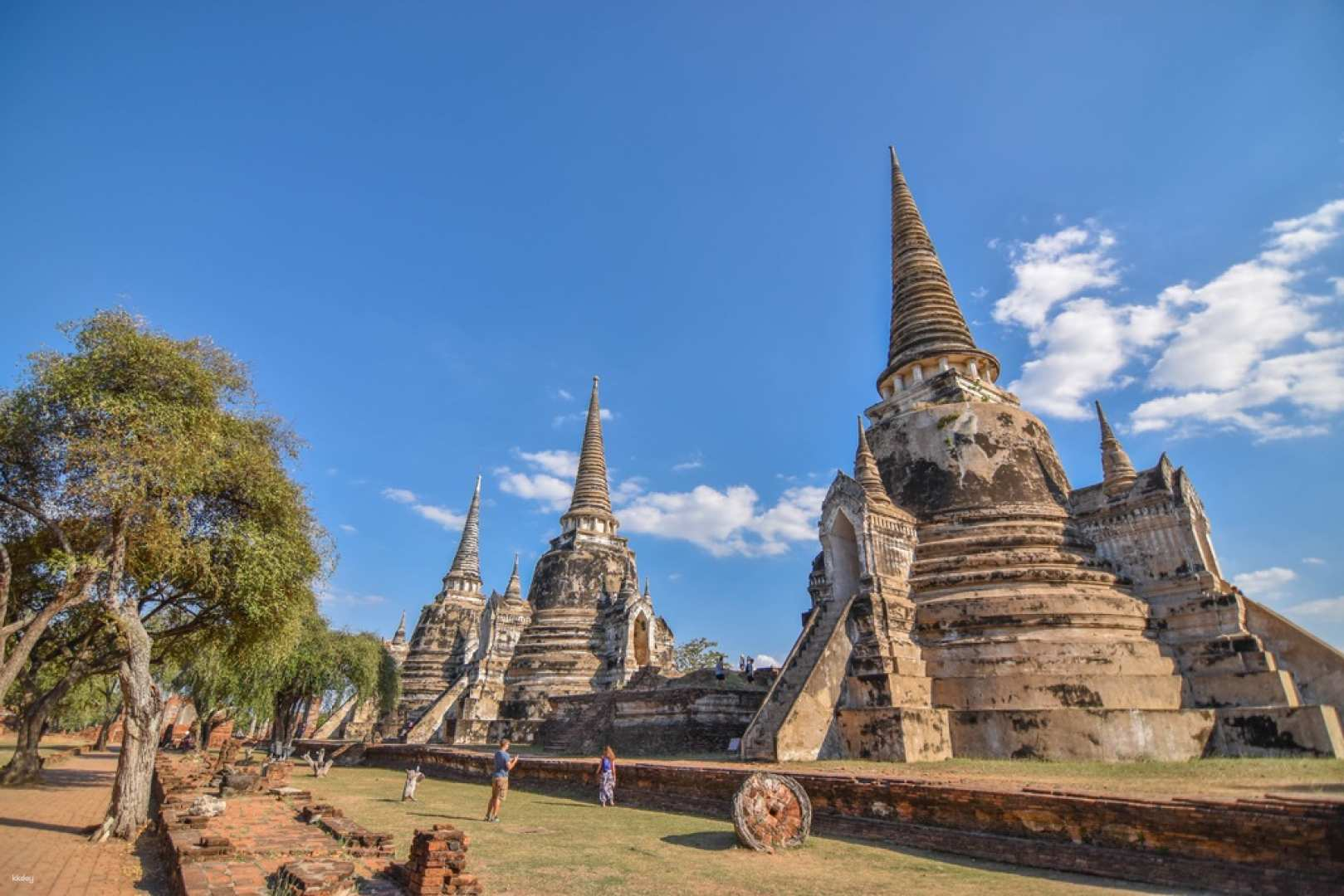 Explore ancient temples and striking spires in Ayutthaya where history meets serene landscapes creating unforgettable experiences for every traveler. Discover the charm of Thailand's cultural heritage.
