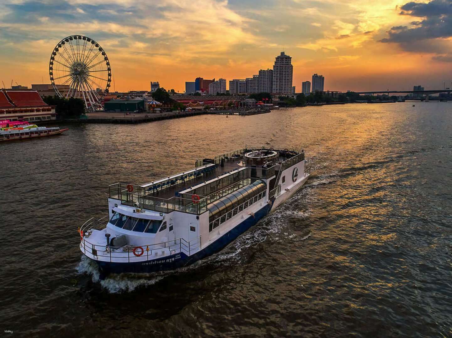 Experience a delightful dinner cruise along the Chao Phraya River passing iconic sites like Wat Arun and the Grand Palace while savoring the beauty of Bangkok’s nighttime skyline.
