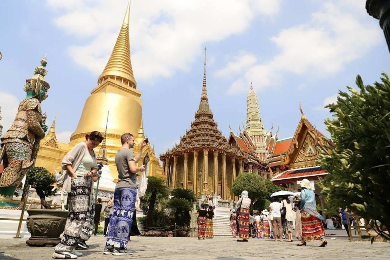 Explore the majestic temples and stunning architecture of Bangkok guided by a knowledgeable Korean-speaking star guide ensuring a unique and memorable cultural experience.
