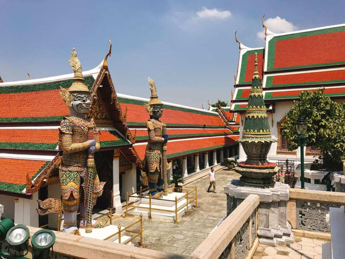 Explore the stunning architecture of Bangkok's Royal Palace and the Emerald Temple. Immerse in rich history with a knowledgeable Korean guide making every moment memorable.