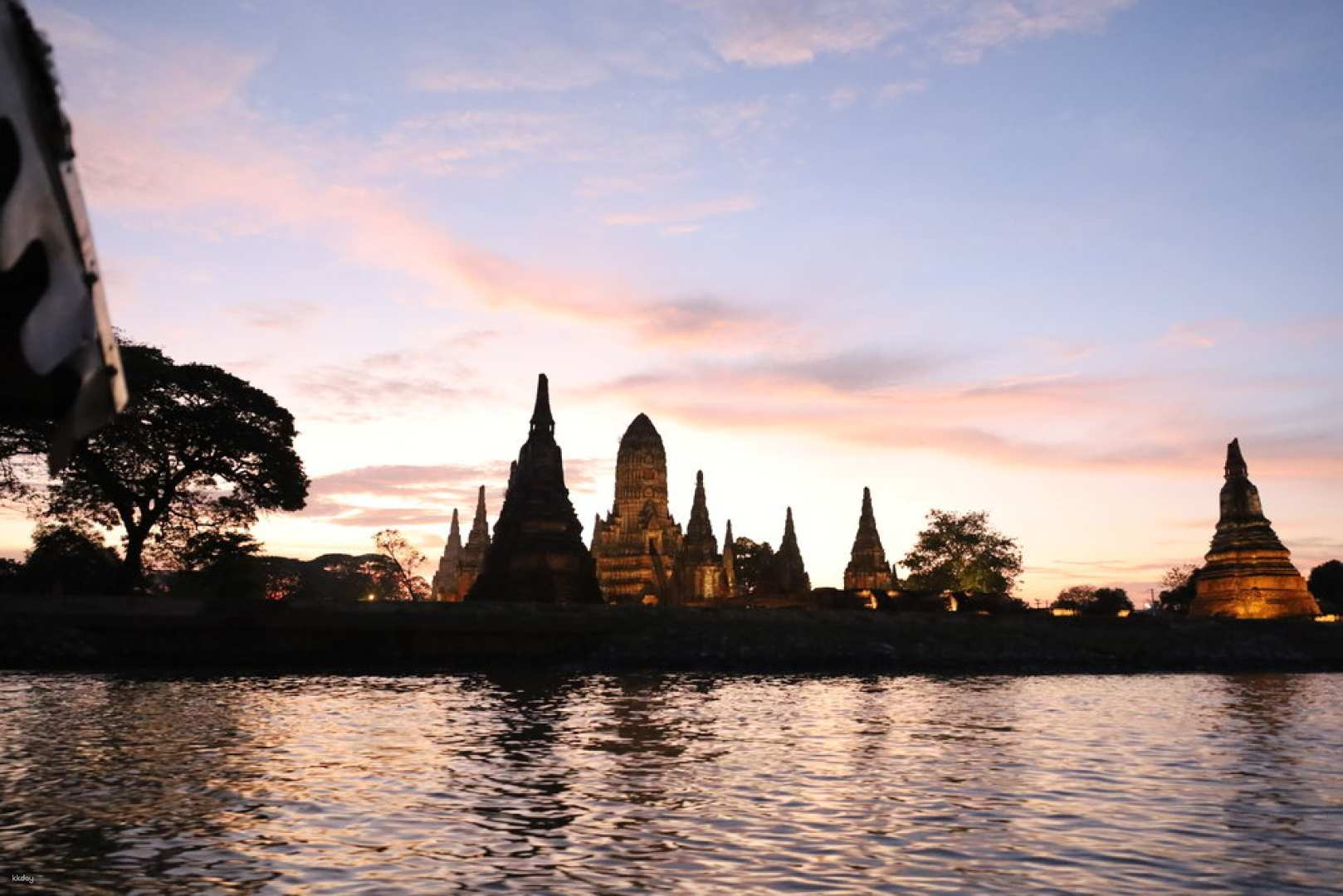 Explore Bangkok's rich history as you glide past iconic temples at sunset guided by a Korean-speaking expert making each moment unforgettable and seamless. Ideal for history lovers.