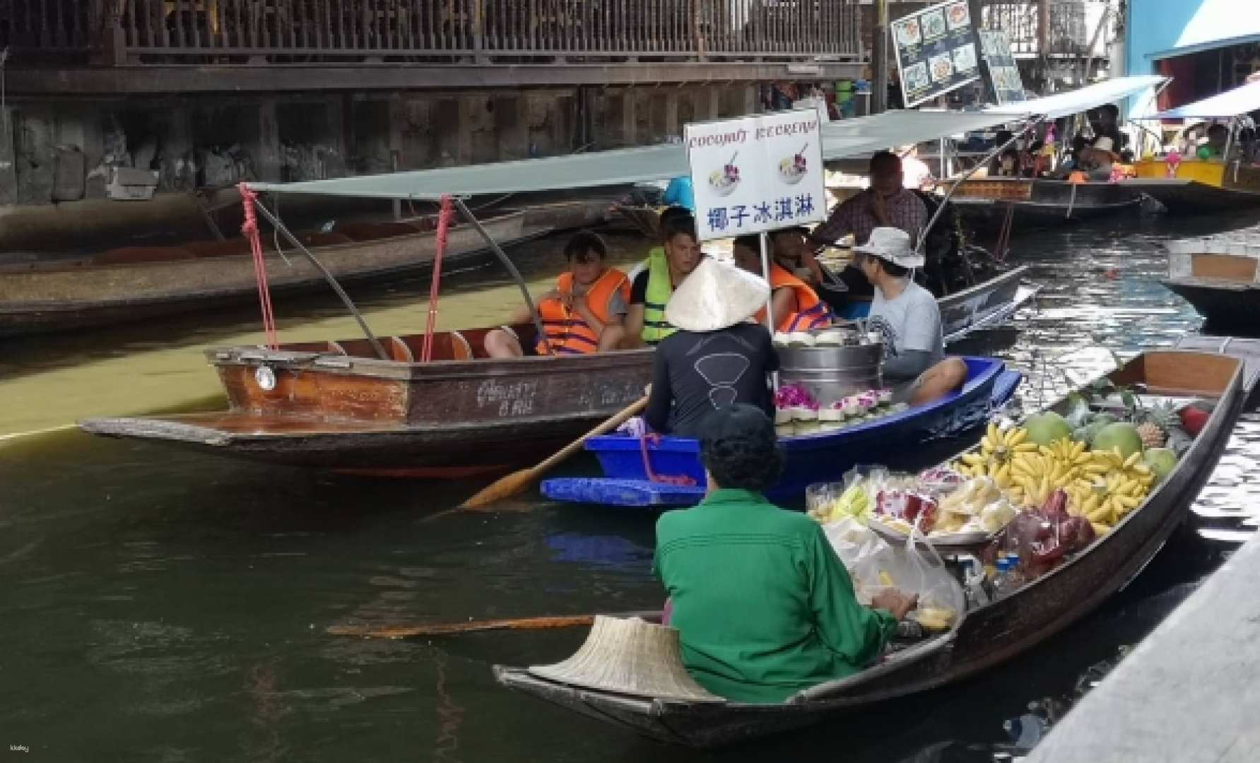 Explore the lively scene at Damnoen Saduak where colorful boats filled with fresh produce glide through tranquil waterways embodying the essence of Thailand's unique market culture. Experience this journey firsthand.