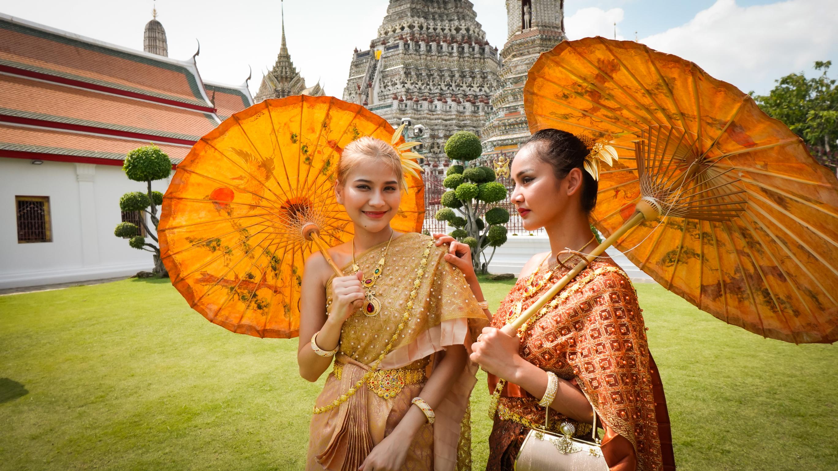 Thai Costume Experience with Photo Tour at Wat Arun in Bangkok