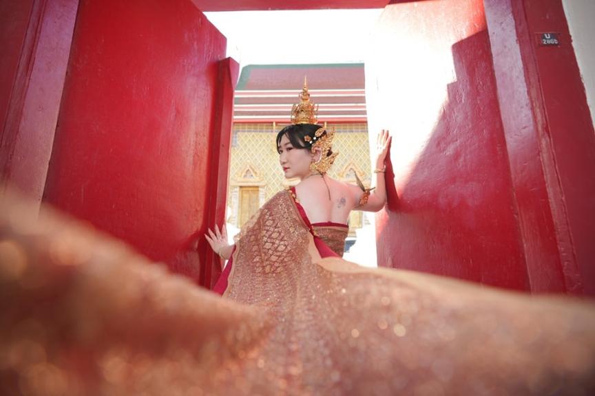 Step into a world of elegance with a Thai costume blending traditional attire and exquisite makeup for a memorable photoshoot. Experience the charm of Thai culture against stunning backdrops.