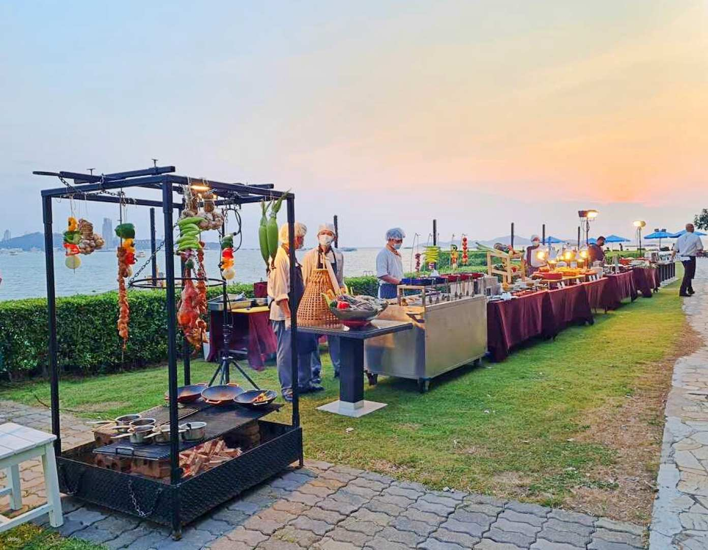Savor fresh seafood while enjoying breathtaking views of Pattaya Beach at the Dusit Thani Resort’s buffet. A perfect blend of culinary delight and scenic beauty awaits.