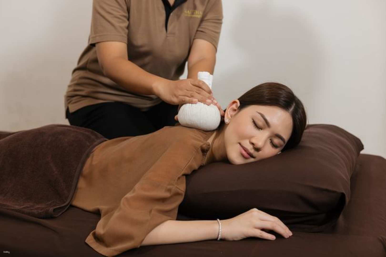 Relax and recharge as skilled therapists provide soothing treatments transporting you to a serene escape in the heart of Bangkok. Discover the perfect blend of tranquility and rejuvenation.