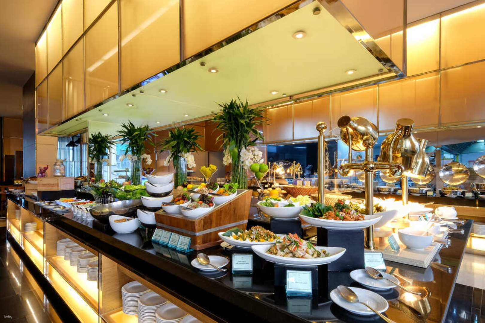 Savor a sumptuous array of global dishes at The Glass House where exquisite flavors meet elegant dining. A culinary journey awaits perfect for food enthusiasts in Bangkok.