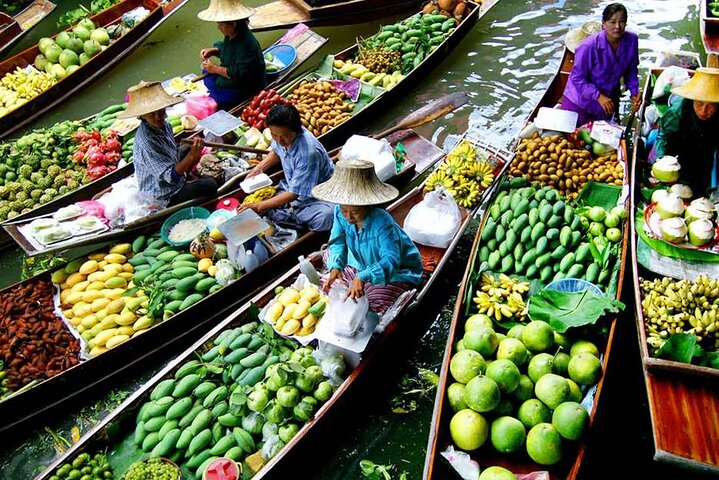Experience the charm of Bangkok’s floating markets where colorful boats brim with fresh produce showcasing local culture and culinary delights in a unique setting that invites exploration.