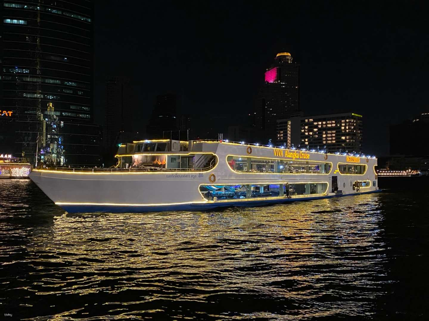 Savor delightful cuisine while gliding along the Chao Phraya River soaking in views of iconic landmarks like Wat Phra Kaew and Wat Arun creating unforgettable memories in Bangkok.