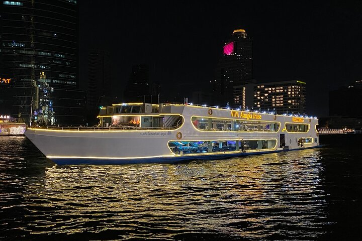 Experience a magical evening on the Chao Phraya River enjoying a sumptuous buffet and a captivating cabaret show against the backdrop of Bangkok’s illuminated skyline and iconic landmarks.