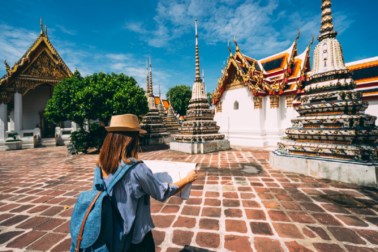 Discover the stunning architecture and intricate details of Bangkok’s famous temples as you navigate the peaceful paths immersing yourself in the rich culture and history of Wat Pho and Wat Arun.