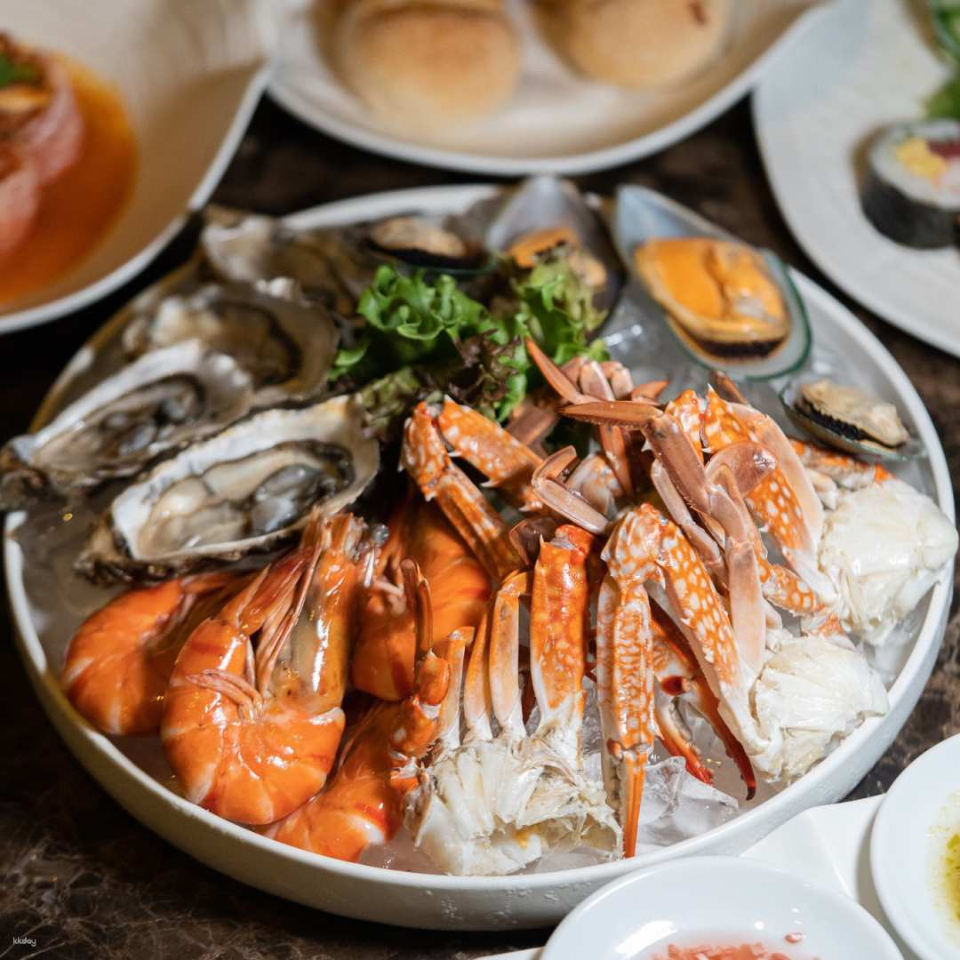 Feast on an exquisite selection of fresh seafood perfectly paired with breathtaking views of Bangkok's skyline at the luxurious Red Oven buffet in SO/ Bangkok.