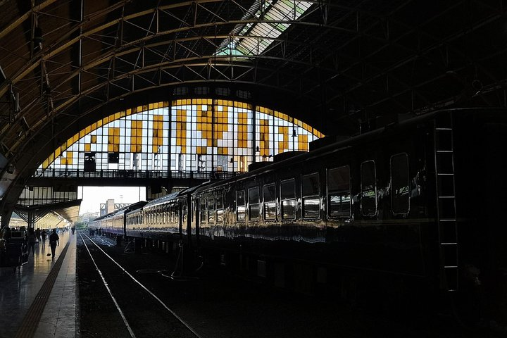 Experience the charm of historic wooden architecture as you embark on a unique journey savoring delicious train-fried rice and immersing yourself in local crafts at Hua Takhe Market.