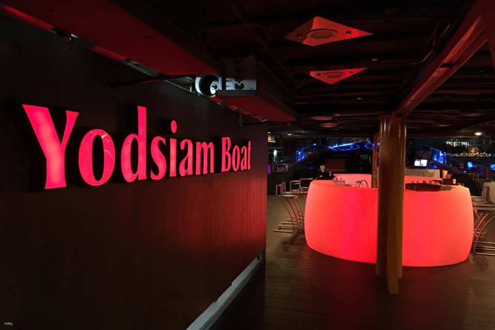 Experience the night on the Chao Phraya River with friends sipping unlimited beer enjoying delicious bites and taking in Bangkok’s stunning skyline on the Yodsiam Boat.