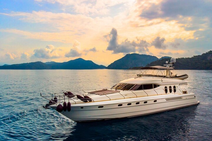 24-Hour in Luxury Yacht in Istanbul with Room - Photo 1 of 11