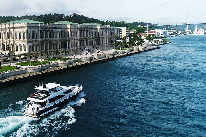 Bosphorus Yacht Cruise with Stopover in the Asian Side